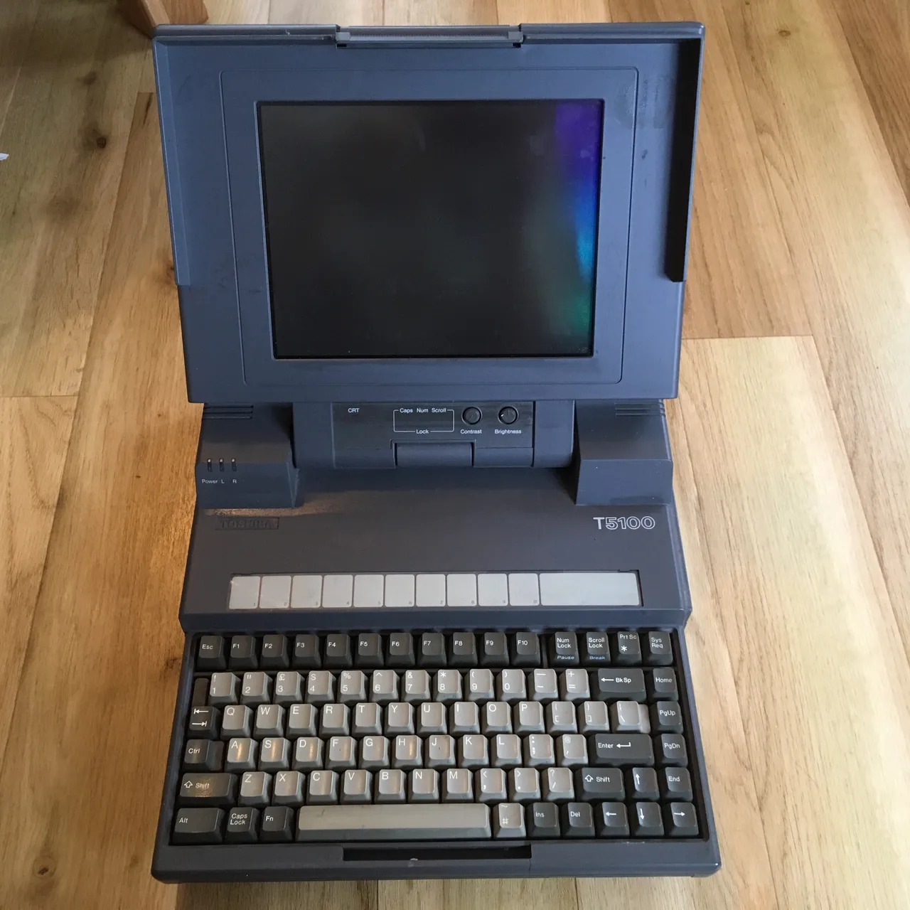 Opened view of a Toshiba T5100, you can see the keyboard and screen. It's not powered on